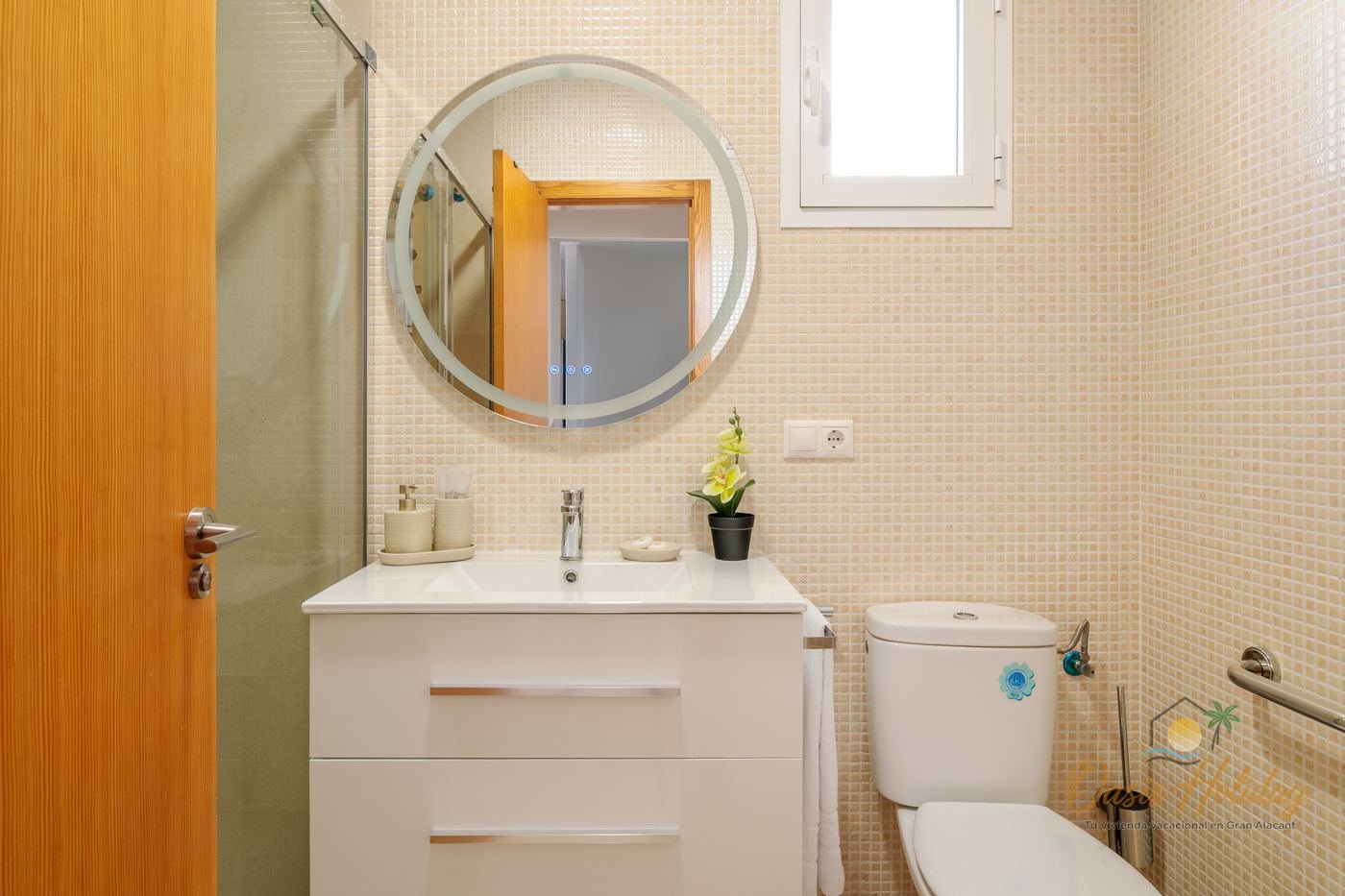 Baño con mosaico color arena