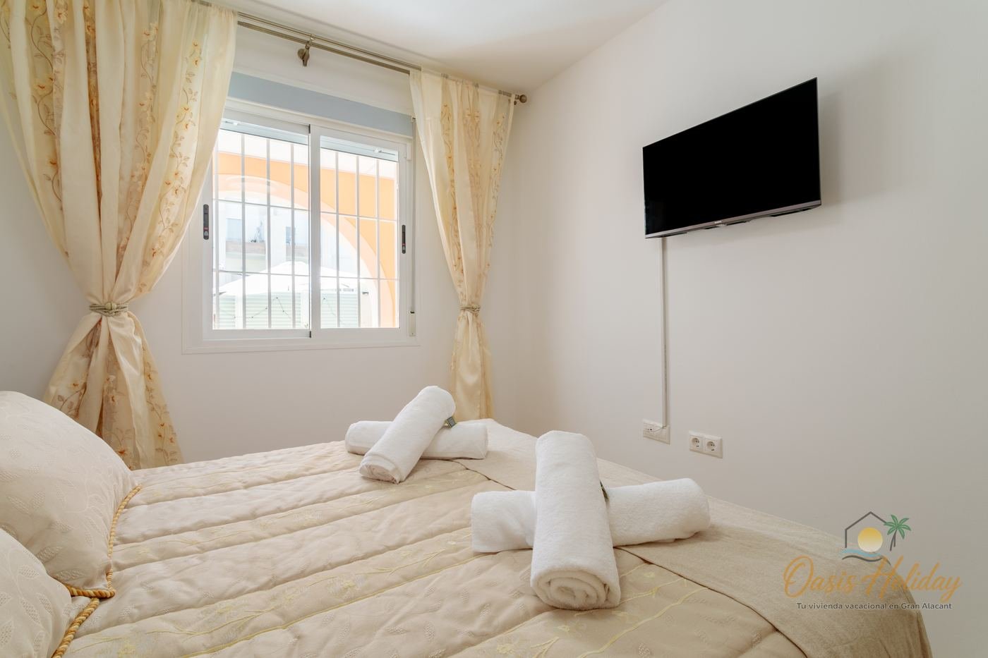Dormitorio 2 con TV — Oasis Holiday, Gran Alacant