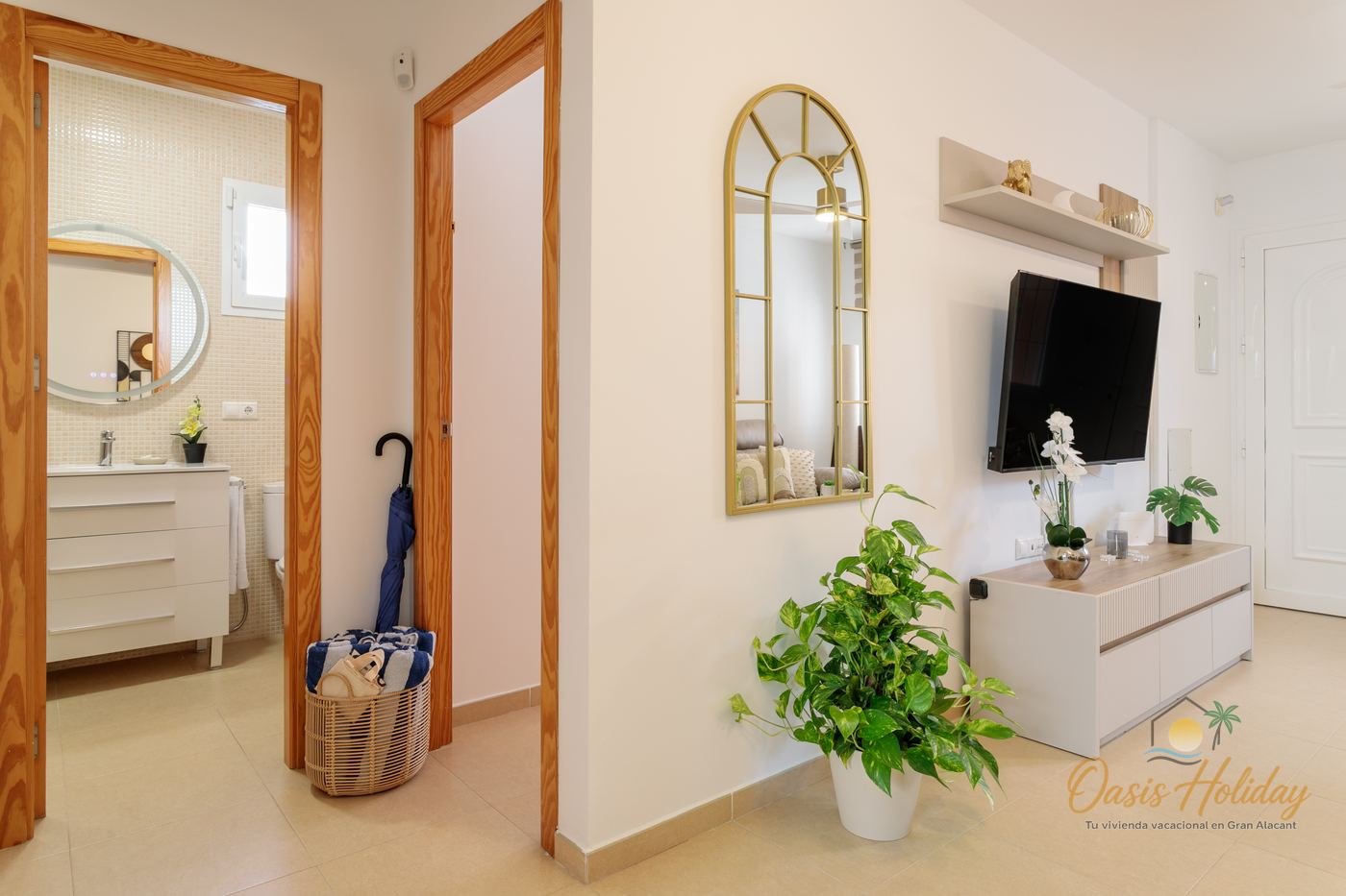 Salón con espejo dorado